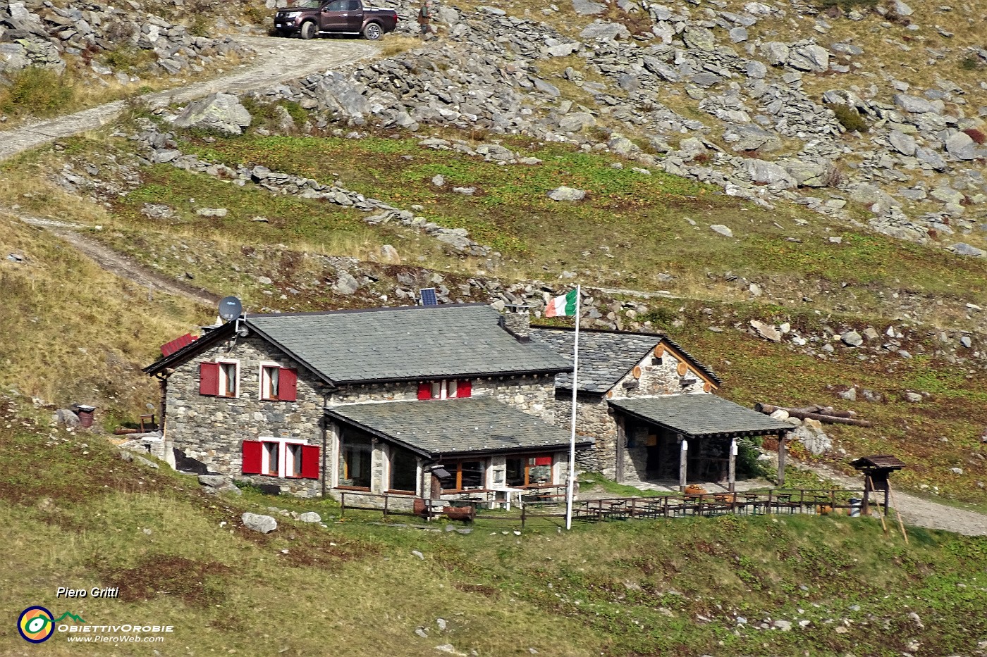 28 Maxi zoom sul Rif. Dordona (1930 m).JPG